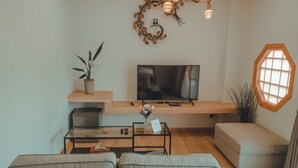 Private Dorm Room (Free Drop Off to Airport) | Oppholdsrom | En 50-tommers smart-TV med digitale kanaler samt TV og Netflix