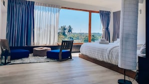 Family Room (Free Drop Off to Airport) | Sengetøy av topp kvalitet, minibar (inkludert) og blendingsgardiner