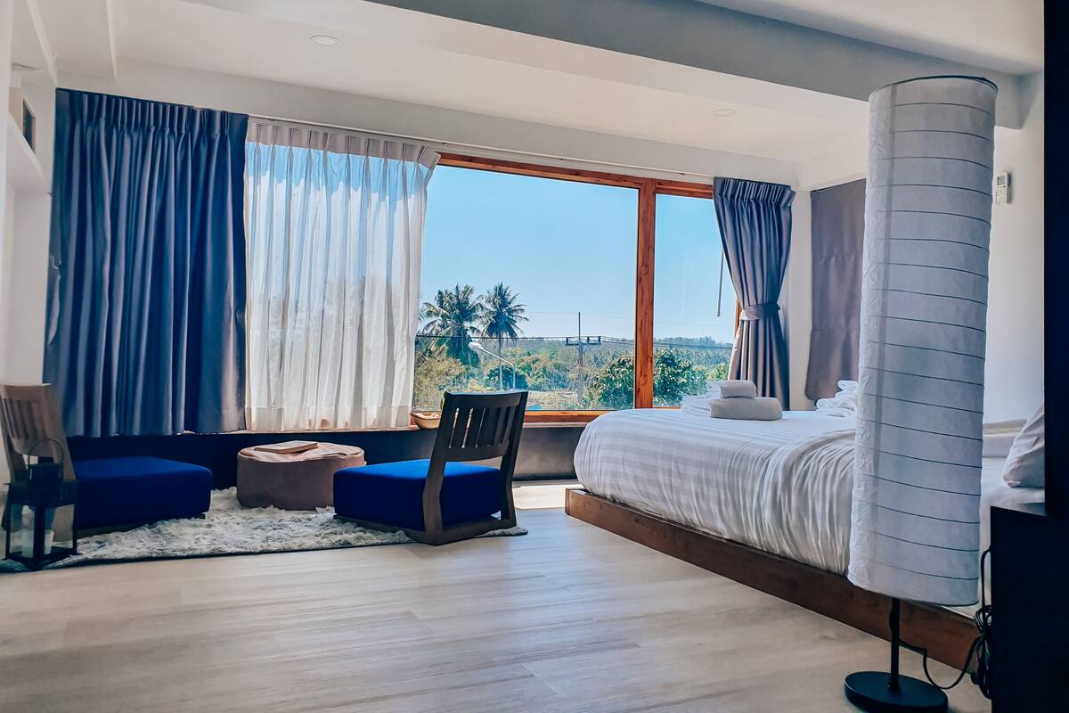 Family Room (Free Drop Off to Airport) | Literie de qualité supérieure, articles gratuits dans le mini-bar