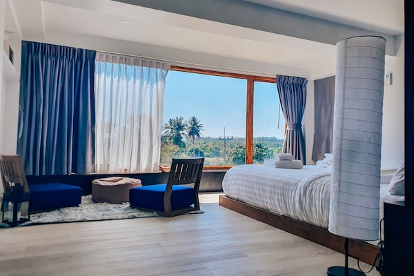 Family Room (Free Drop Off to Airport) | Ropa de cama de alta calidad y minibar con artículos gratuitos