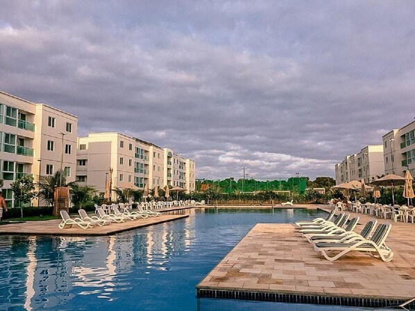 من حمّامات السباحة المغطاة، حمّام سباحة خارجي