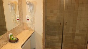 Deep soaking tub, rainfall showerhead, free toiletries, hair dryer - CLH Suites Goiania (Goiania)