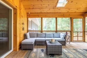 Télévision, cheminée, espaces bureaux