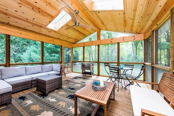 Télévision, cheminée, espaces bureaux