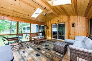 Télévision, cheminée, espaces bureaux