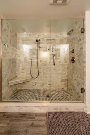 Combined shower/bathtub, hair dryer, shampoo - DD Ranch - Newly Renovated 10-Person Home! (Union Pier)