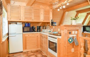 Kühlschrank, Mikrowelle, Herdplatte, Wasserkocher mit Kaffee-/Teezubehör