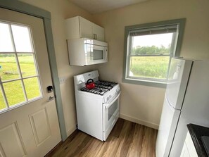 Fridge, microwave, oven, stovetop - #19 Isle View - Fishing, Sunsets, Beaches, Golfing (Alburg)