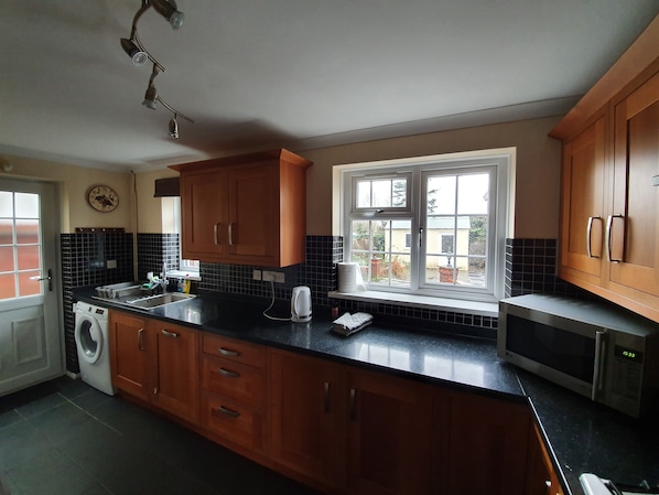 Fridge, oven, stovetop, electric kettle