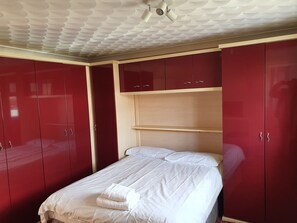 5 bedrooms, iron/ironing board, WiFi