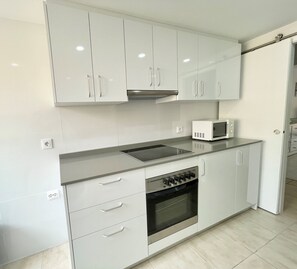 Een koelkast, een magnetron, een oven, een vaatwasser