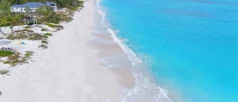 På stranden, solstolar och strandhanddukar