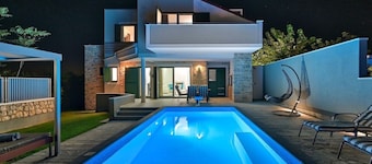Luxury Villa Lunaria with Pool