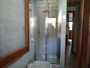 Chuveiro, secador de cabelo, bidê, toalhas de banho