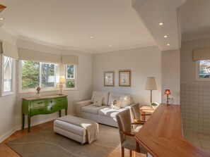 En 38-tommers LCD-TV med kabel-kanaler samt TV