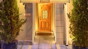 A hotel entrance with a sign reading "LA BAS" and a "Dogs Welcome" sign. - Pousada La Bas Suites de Montagne (Campos do Jordão)