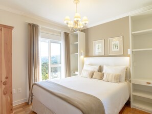 Minibar, coffres-forts dans les chambres, rideaux occultants