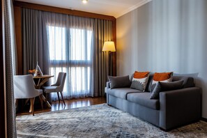 Luxury Suite, 1 Queen Bed with Sofa bed, Mountain View | Living area | 55-inch Smart TV with cable channels, TV, heated floors - Bendito Cacao Resort & Spa (Campos do Jordão)