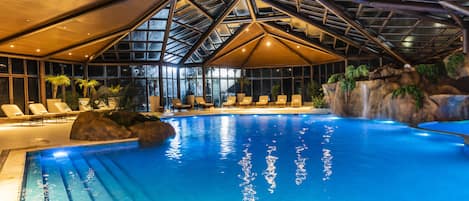 Piscine couverte, accÚs possible de 10 h 00 à 18 h 00, chaises longues