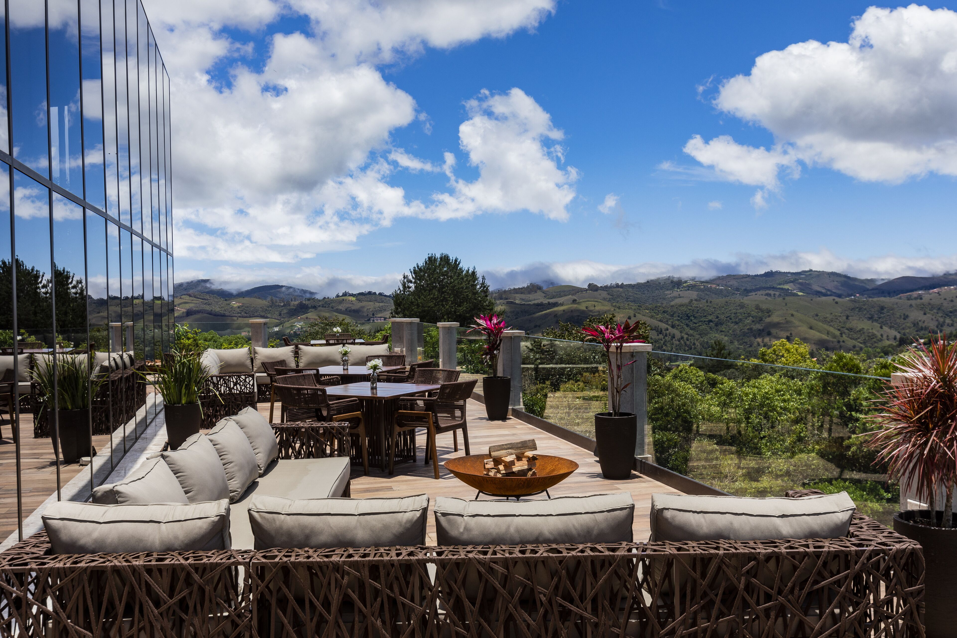 2 bars/lounges, poolside bar