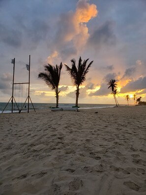 Na praia, areia branca