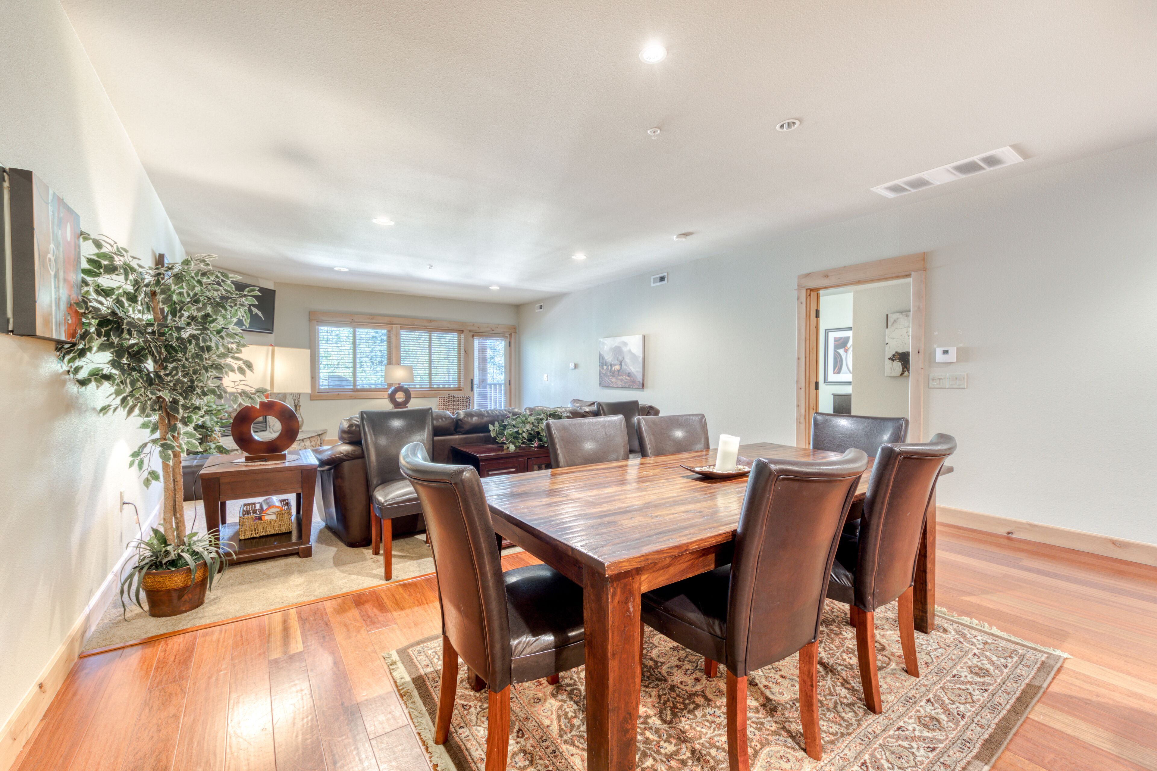 Terrific Mt. Hood condo w/ gas fireplace, balcony view & shared pool/ hot tub