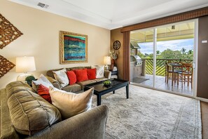 Casa, várias camas, vista para o campo de golfe (Waikoloa Beach Villas E33) | Sala de estar | TV