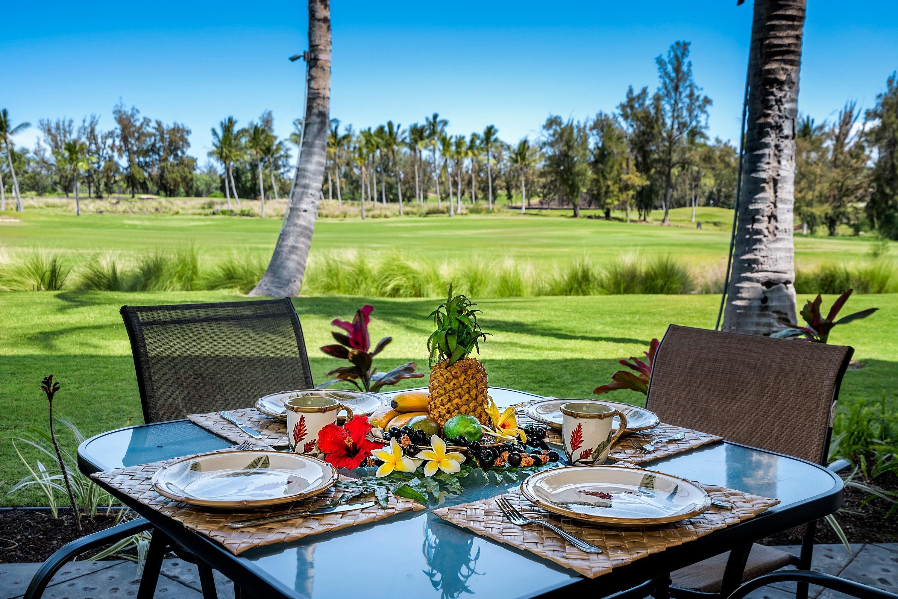 Hus - flera sängar - utsikt mot golfbanan (Waikoloa Beach Villas M2) | Restaurang utomhus