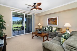 Ház, több ágy, kilátással a golfpályára (Waikoloa Beach Villas M2) | Nappalirész | Tévé