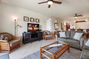 House, 1 King Bed, Lake View (Fairway Villas Waikoloa O21) | Living area