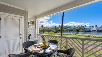 Rumah, 1 Tempat Tidur King, pemandangan danau (Fairway Villas Waikoloa O21) | Tempat makan outdoor