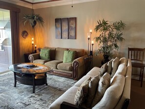 Huis, 1 kingsize bed, uitzicht op golfbaan (Waikoloa Beach Villas E32) | Woonruimte | Een televisie