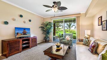 Lejlighed - 1 kingsize-seng - udsigt til golfbane (Waikoloa Beach Villas G2) | Opholdsområde | Fladskærms-tv, dvd-afspiller