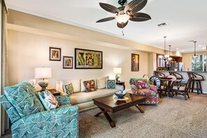 Lägenhet - 1 kingsize-säng - utsikt mot golfbanan (Waikoloa Beach Villas G2) | Vardagsrum | Platt-tv och dvd-spelare