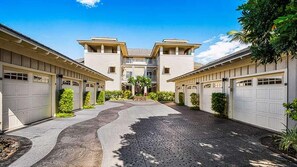 Condo, nhiều giường, quang cảnh sân golf (Waikoloa Beach Villas J32) | Bãi đậu xe | Bãi đậu xe tự phục vụ miễn phí 