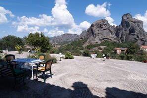 Outdoor dining - Majestic view Home just under Meteora Unesco Site (Kalabaka/ Meteora)