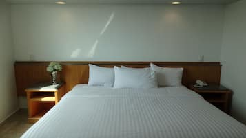 Standaard kamer, 1 kingsize bed | Een kluis op de kamer, een bureau, gratis wifi, beddengoed