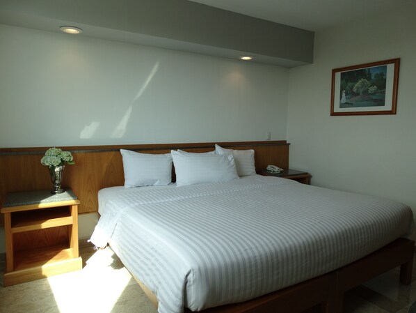Standard Room, 1 King Bed | In-room safe, desk, free WiFi, bed sheets