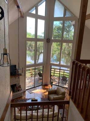 Smart-TV, Kamin, DVD-Player, Bücher