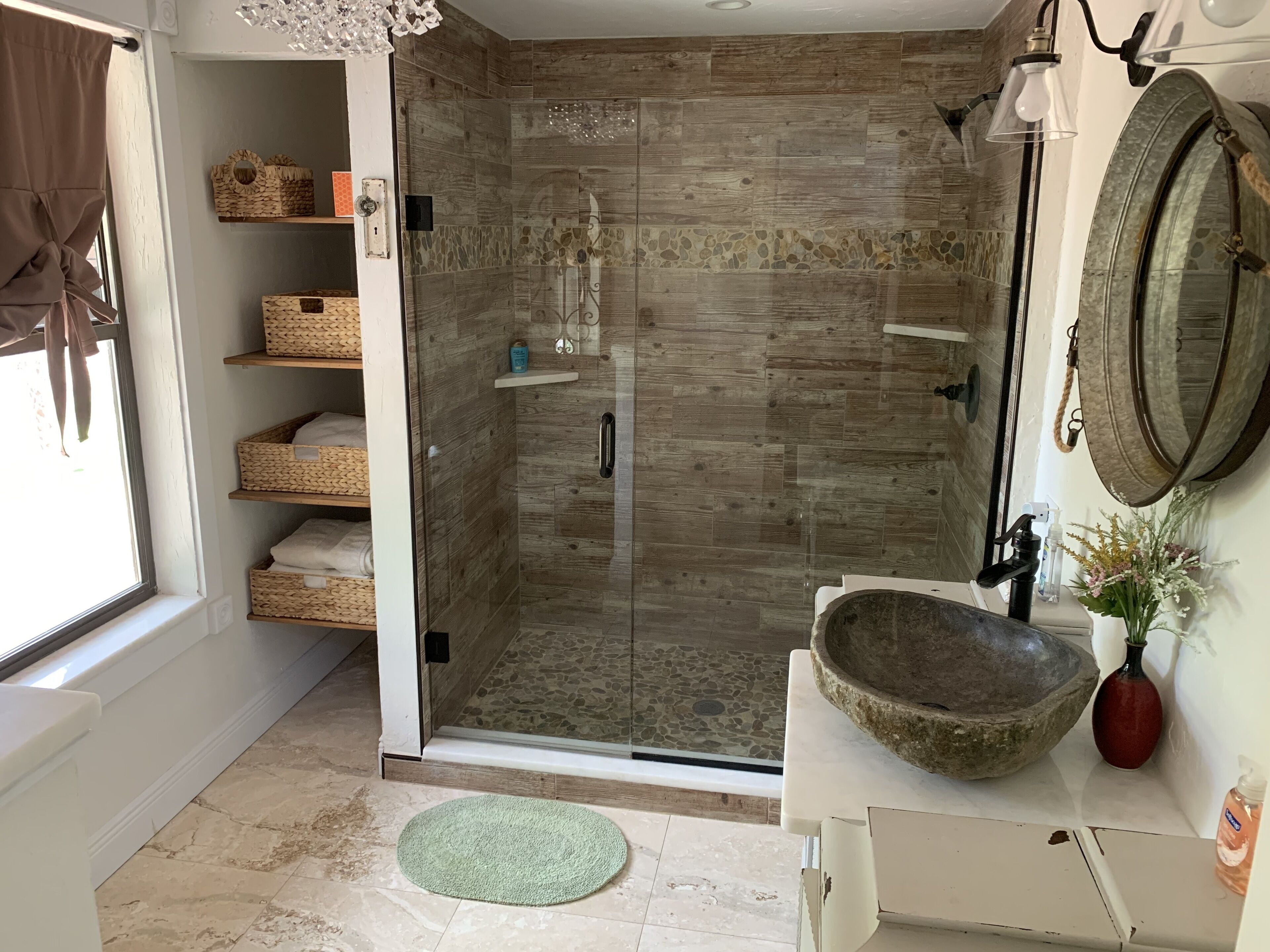 Douche, sèche-cheveux, bidet, serviettes fournies