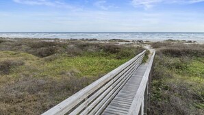Une promenade en bois qui mène à la plage.