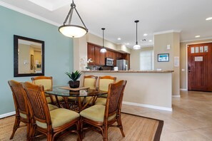 Appartement, 1 kingsize bed, uitzicht op golfbaan (Waikoloa Beach Villas H32) | Dineren
