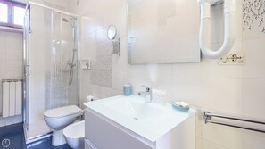 Ensemble douche/baignoire, sèche-cheveux, bidet, serviettes fournies