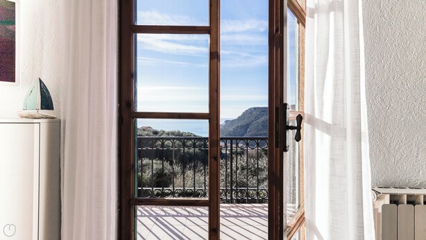 A balcony with a view of a mountainous landscape. - Il Borgo apartments - B6 (Finale Ligure)