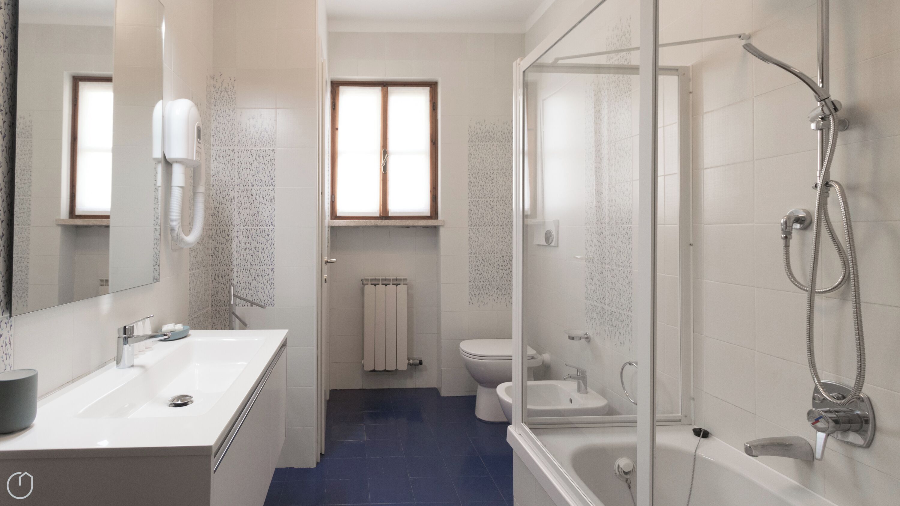 Badewanne, Haartrockner, Handtücher