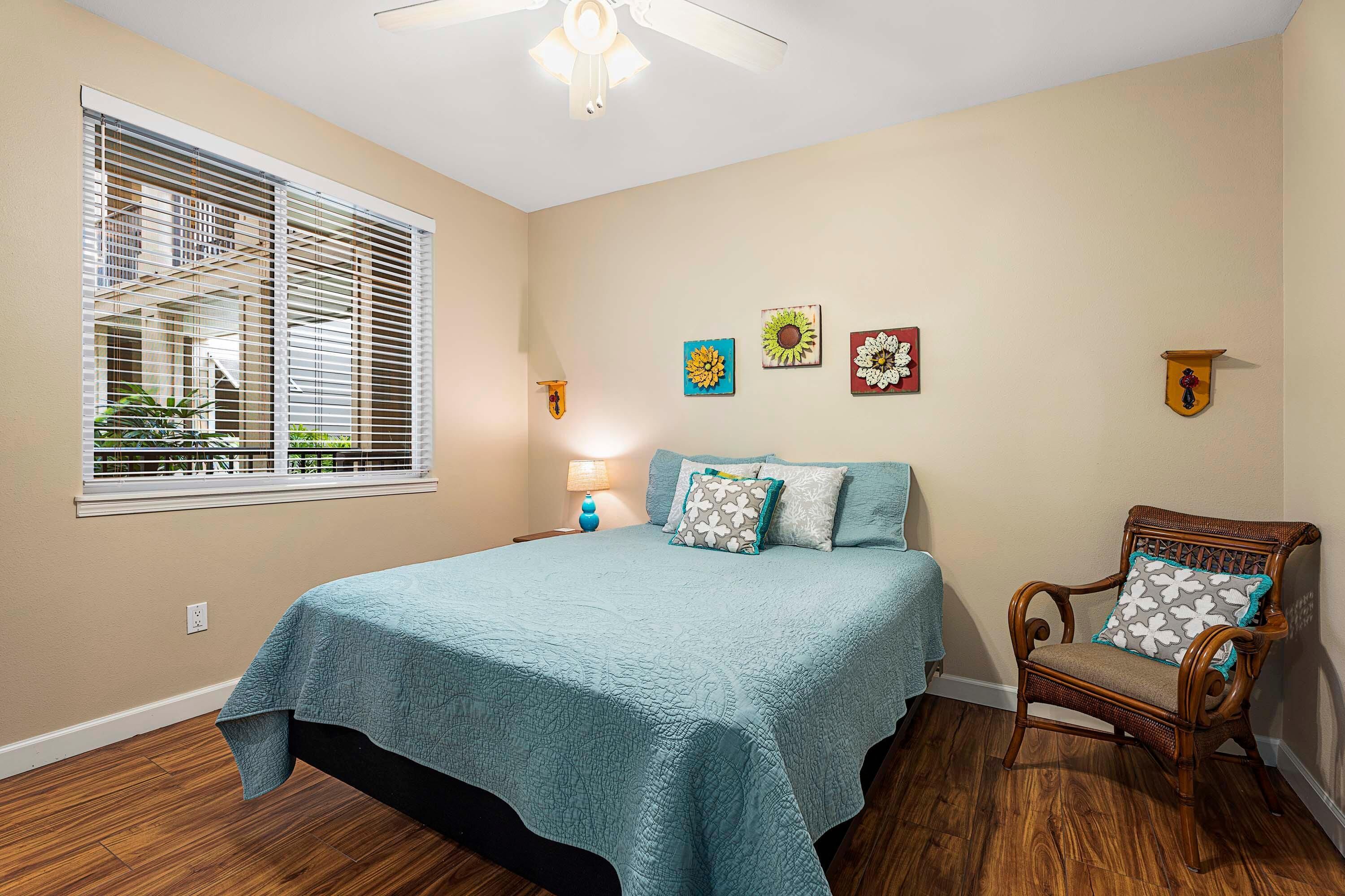 Une chambre à coucher comprenant un lit, une chaise, une fenêtre avec des stores et des éléments de décoration murale.