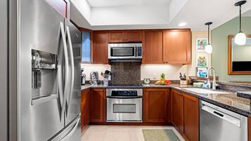 Rumah, 1 Tempat Tidur King dengan tempat tidur Sofa, pemandangan kebun (Halii Kai at Waikoloa 2B) | Dapur pribadi | Meja makan