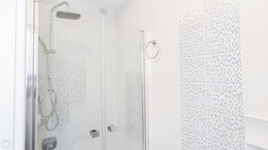 Douche, sèche-cheveux, bidet, serviettes fournies