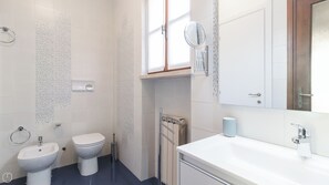 Shower, hair dryer, bidet, towels - Il Borgo apartments - C4 (Finale Ligure)