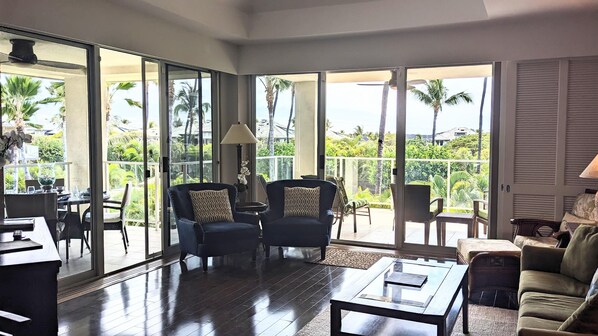Ferienhaus, 1 King-Bett und Schlafsofa, eingeschränkter Meerblick (Vista Waikoloa B302) | Wohnbereich